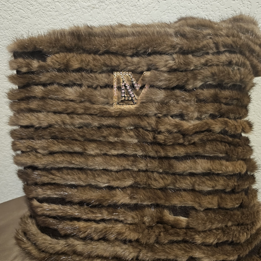 Louis Vuitton Mink Snood M74451. Authentic $1870.00 Diva Moka